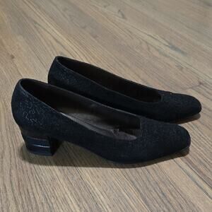 Beautiful Vintage Ferragamo Suede Pumps